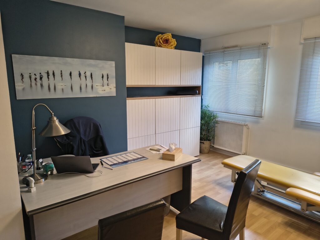 Cabinet osteopathie Pascal Bernard Bagnols-sur-Ceze - bureau et table de traitement