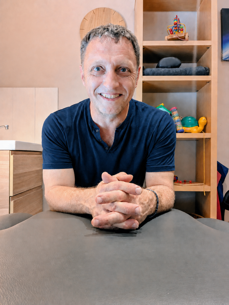 Pascal BERNARD ostéopathe D.O. à son bureau — cabinet Uzès et Bagnols